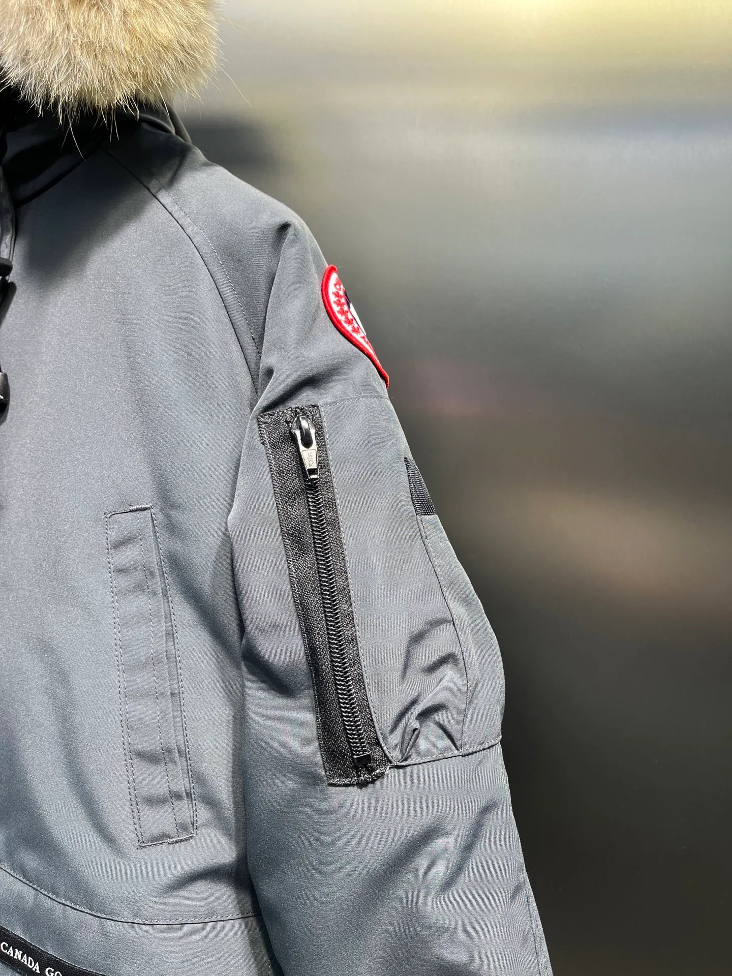 P780 CANADA GOOES 02 model (graphite gray) Chilliwa bomber jacket 02 model, chosen by Arctic and Antarctic scientific expedition teams as cold-proof equipment, the Rolls-Royce of down jackets. ➖ Industry-leading anti-counterfeiting chip sensing. ➖ Imported Behringer embroidery machines and customized embroidery labels, the highest level and industry leading. ➖ Imported Korean 21-count polyester-cotton blended original fabric, TC85 waterproof coated fabric, water-repellent, windproof and wear-resistant. ➖ The new national standard 80 white duck down is filled with an average of 520 grams of down. The amount of down filled is industry-leading. ➖ 100% nylon lon lining with double double-layer sealing design to prevent velvet running, seamless thread design on cuffs! ➖ Western Canadian Green Wolf Collar. ➖ Yoshida YKK provides original factory-customized electroplated sliders. YKK two-way lockable zippers are tight and smooth and do not peel off paint. ➖ 3M composite Velcro is durable and the accessories and hardware are all custom-made. Note: Our copywriting is only simple and clear. Instead of bragging about the copywriting, it is better to compare and understand with samples. Only for the purest, most focused, most professional, highest quality, and highest sex!  size：xs-xl